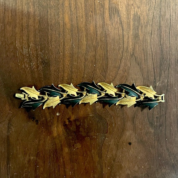 Vintage enamel leaf bracelet and clip on earrings - Picture 2 of 8